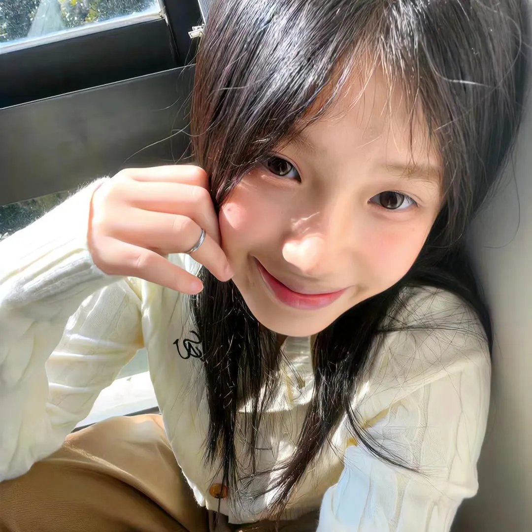 走进酒吧的女孩